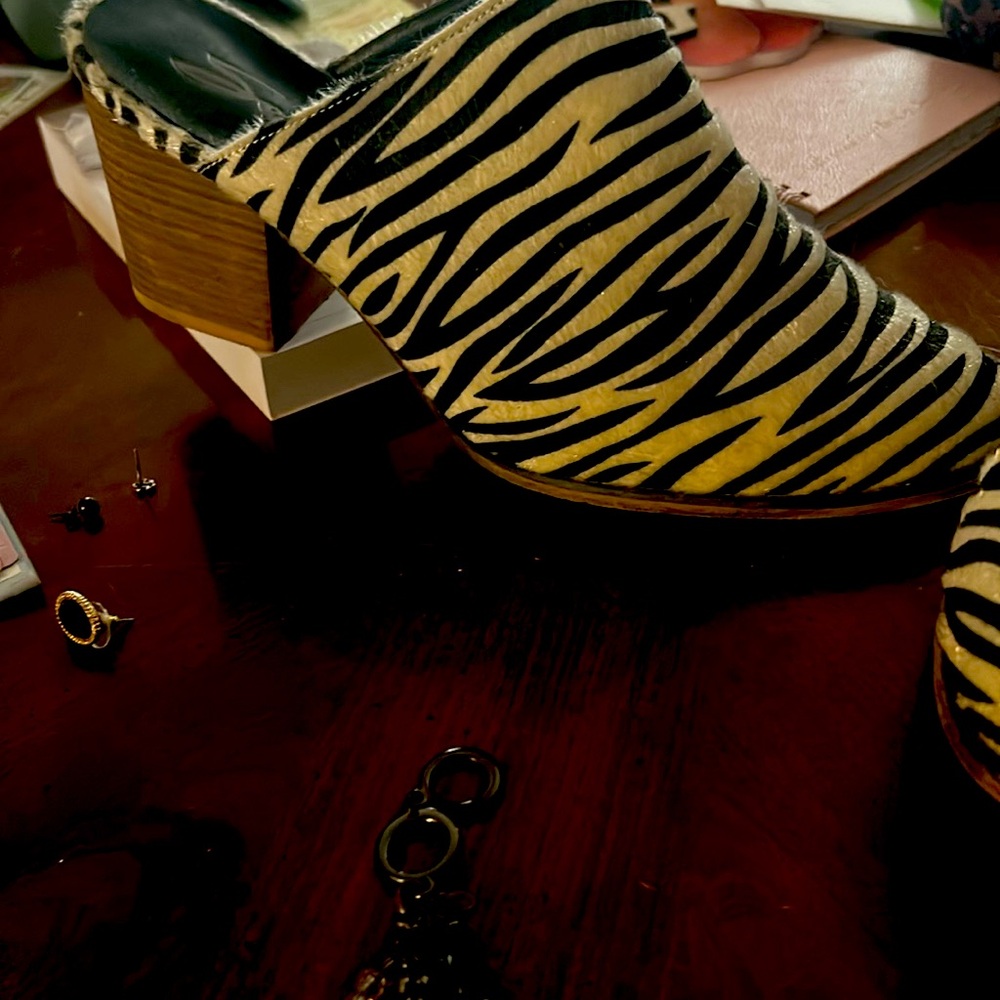 Seven7 zebra print slide on heel